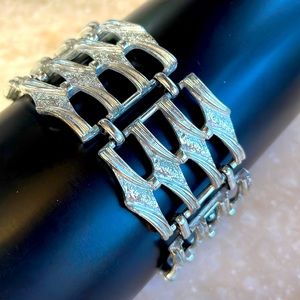 Minty True Vintage Mod Abstract Silvertone Chinky Chain Link Costume Bracelet 🪙
